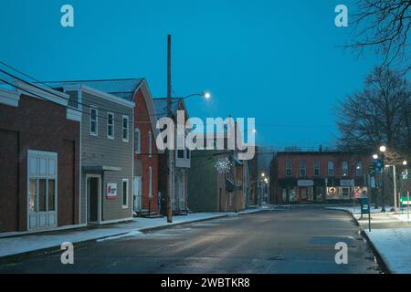 Scène de rue sur une nuit enneigée à Springville, New York Banque D'Images