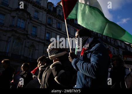 11 novembre 2023 : les manifestants pro-palestiniens marchent de Hyde Park à l'ambassade américaine à Londres pour exiger un cessez-le-feu à la guerre à Gaza où plus de 10 000 Palestiniens ont perdu la vie, dont plus de 4 000 enfants. La manifestation, qualifiée de « marche de la haine » par la ministre de l’intérieur Suella Braverman, a suscité la controverse car elle se tient le jour de l’Armistice. Banque D'Images