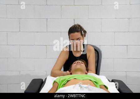 masseur faisant des traitements de santé cicatrisant et équilibrant les chakras. Banque D'Images