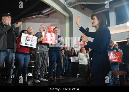 Nikki Haley entre dans l'espace de l'événement pour commencer le compte à rebours de l'événement du caucus. Nikki Haley prononce un discours lors d'un événement ''Pick Nikki Countdown to Caucuss'' au Théâtre Olympique de Cedar Rapids. Les événements de Nikki Haley prévus en personne le vendredi 12 janvier 2024 à fort Dodge, le Mars et Council Bluffs ont été transférés à des téléconférences en raison du blizzard affectant l'Iowa et certaines parties des États-Unis d'Amérique. En tant que candidate à la présidence américaine de 2024, Nikki Haley continue de voyager à travers l'État américain de l'Iowa avant les caucus de janvier 15 dans la course pour la Maison Blanche de 2024. Banque D'Images