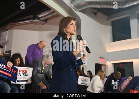 Nikki Haley entre dans l'espace de l'événement pour commencer le compte à rebours de l'événement du caucus. Nikki Haley prononce un discours lors d'un événement ''Pick Nikki Countdown to Caucuss'' au Théâtre Olympique de Cedar Rapids. Les événements de Nikki Haley prévus en personne le vendredi 12 janvier 2024 à fort Dodge, le Mars et Council Bluffs ont été transférés à des téléconférences en raison du blizzard affectant l'Iowa et certaines parties des États-Unis d'Amérique. En tant que candidate à la présidence américaine de 2024, Nikki Haley continue de voyager à travers l'État américain de l'Iowa avant les caucus de janvier 15 dans la course pour la Maison Blanche de 2024. Banque D'Images