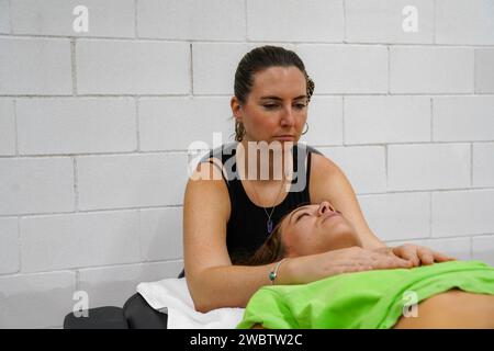 femme mature ayant le traitement de guérison reiki dans le centre de spa de santé Banque D'Images