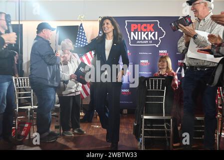 Nikki Haley entre dans l'espace de l'événement pour commencer le compte à rebours de l'événement du caucus. Nikki Haley prononce un discours lors d'un événement ''Pick Nikki Countdown to Caucuss'' au Théâtre Olympique de Cedar Rapids. Les événements de Nikki Haley prévus en personne le vendredi 12 janvier 2024 à fort Dodge, le Mars et Council Bluffs ont été transférés à des téléconférences en raison du blizzard affectant l'Iowa et certaines parties des États-Unis d'Amérique. En tant que candidate à la présidence américaine de 2024, Nikki Haley continue de voyager à travers l'État américain de l'Iowa avant les caucus de janvier 15 dans la course pour la Maison Blanche de 2024. Banque D'Images