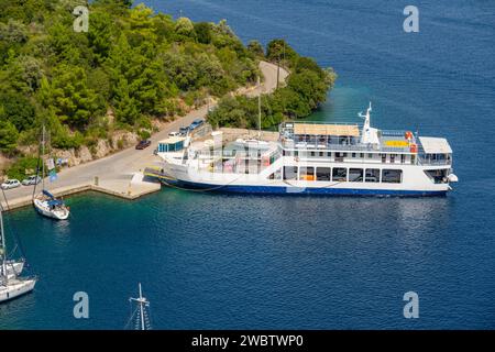 Regardant vers le bas sur le ferry de voiture au port Spilia en dessous de Spartochori sur l'île de Meganisi Banque D'Images