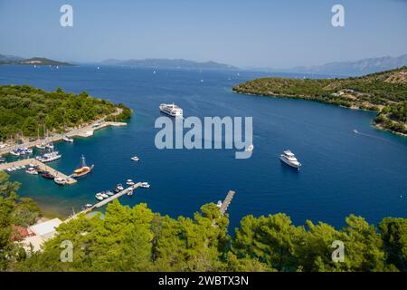 Regardant vers le bas sur le ferry de voiture au port Spilia en dessous de Spartochori sur l'île de Meganisi Banque D'Images