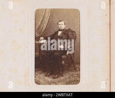 Portrait d'un homme assis à une table, appelé l'entrepreneur visser Nieuwpoort, Maurits Verveer, 1855 - 1868 Photographie. Carte de visite cette photo fait partie d'un album. Le carton de la Haye. support photographique albumen estampe personnes historiques. figurine assise. tableau Banque D'Images
