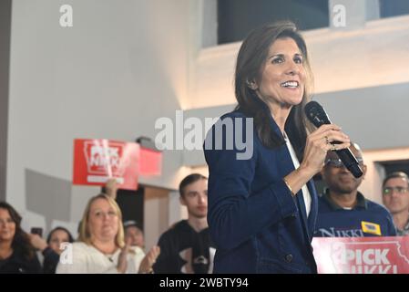 Nikki Haley entre dans l'espace de l'événement pour commencer le compte à rebours de l'événement du caucus. Nikki Haley prononce un discours lors d'un événement ''Pick Nikki Countdown to Caucuss'' au Théâtre Olympique de Cedar Rapids. Les événements de Nikki Haley prévus en personne le vendredi 12 janvier 2024 à fort Dodge, le Mars et Council Bluffs ont été transférés à des téléconférences en raison du blizzard affectant l'Iowa et certaines parties des États-Unis d'Amérique. En tant que candidate à la présidence américaine de 2024, Nikki Haley continue de voyager à travers l'État américain de l'Iowa avant les caucus de janvier 15 dans la course pour la Maison Blanche de 2024. (Phot Banque D'Images