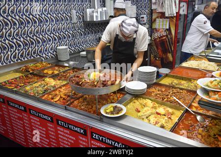 Istanbul, Turquie – 08 décembre 2023 : café à emporter avec cuisine turque traditionnelle dans une rue de la ville. Concentrez-vous sur un chef Banque D'Images