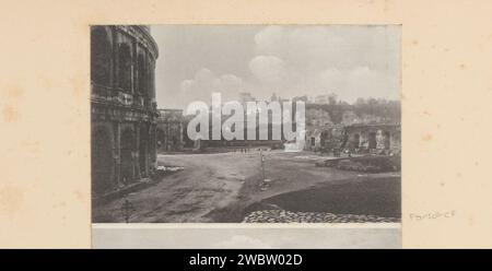 Production photographique d'un tableau (vraisemblablement) représentant un visage sur Rome, Anonyme, c. 1875 - en 1907 ou avant impression photomécanique partie d'un album photo avec des enregistrements de sites et d'œuvres d'art en Italie. papier collotype city-view en général ; 'veduta'. Façade (de maison ou de bâtiment) Colisée Banque D'Images