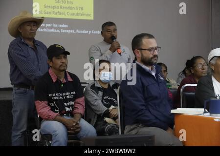 Non exclusif : 11 janvier 2024, Mexico, Mexique : Joaquina Garcia, Mario Gonzalez et avocat Vidulfo Rosales, membres du comité des parents de Banque D'Images