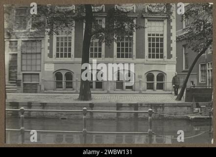 Façade du siège de la police à Oudezijds Achterburgwal 185 à Amsterdam, avec l'entrée de la Spinhuissteeg, Anonyme, c. 1900 - avant c. 1910 photographie partie de l'album avec des photos d'Amsterdam et des environs. Journal d'Amsterdam. support photographique gélatine argentique façade (de maison ou de bâtiment). Police de l'Oudezijds Achterburgwal Banque D'Images