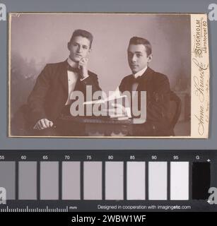 Portrait de deux inconnus, Anna Sofia Kruse, 1897 - 1906 Photographie. Carte visite papier baryta Stockholm. carton jeune, jeune homme, adolescent (+ deux personnes). figurine assise. livre. personnages historiques anonymes représentés dans un double portrait Banque D'Images