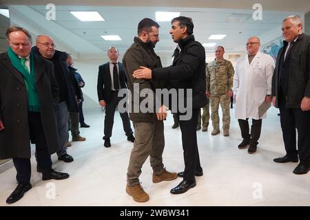 Le Premier ministre Rishi Sunak (au centre à droite) fait ses adieux au président Volodymyr Zelensky (au centre à gauche) après une visite dans un hôpital de Kiev, en Ukraine, où ils ont rencontré des anciens combattants blessés. Date de la photo : Vendredi 12 janvier 2024. Banque D'Images