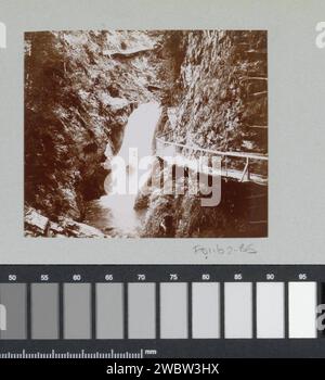 Cascade dans les Alpes avec sentier de montagne à côté, c. 1905 - c. 1910 photographie partie de l'album photo d'un photographe amateur français avec des vues en France, en Suisse et en Italie. Papier ALPS. formations rocheuses de support photographique. cascade. Route, chemin Alpes Banque D'Images