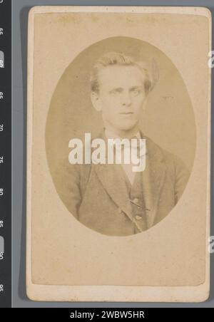 Portrait de Dirk de Groot, Henri Paul Emile de la Roche Busé, 1885 - 1919 Photographie. Carte de visite Leeuwarden carton. papier albumen print jeune, adolescent. Personnes historiques Leeuwarden Banque D'Images