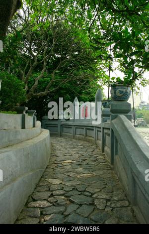 Pont pour accéder au temple Ngoc son situé sur une petite île dans le lac Hoan Kiem à Hanoi, Vietnam. Banque D'Images