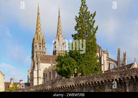 Cathédrale Saint-Corentin de Quimper (en français : Cathédrale Saint-Corentin de Quimper), est une cathédrale catholique romaine et un monument national de Bretagne Banque D'Images