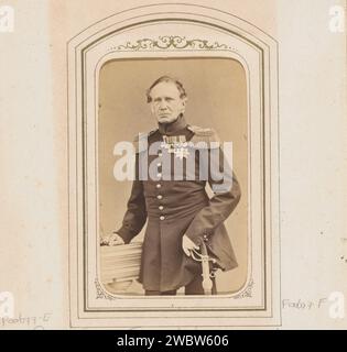 Portrait de Willem Frederik Karel, Prince des pays-Bas, Maurits Verveer, 1855 - 1870 Photographie. Carte de visite cette photo fait partie d'un album. Carton néerlandais. support photographique albumen estampe personnes historiques. prince pays-Bas Banque D'Images