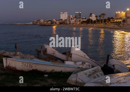 Haïfa, Israël - 20 décembre 2023, plage de Bat Galim la nuit. Banque D'Images