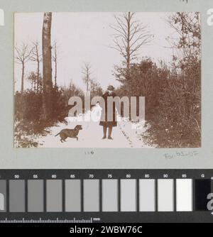 Chasseur avec chien sur le chemin enneigé, vraisemblablement à Arcachon, 1897 photographie partie de l'album photo d'un photographe amateur français avec des enregistrements de voyages en France, en Espagne, en Belgique, au Luxembourg et aux pays-Bas, les premières voitures et courses automobiles. Papier Arcachon. chemin ou allée de soutien photographique en forêt. neige. hunter. Chiens de chasse Arcachon Banque D'Images