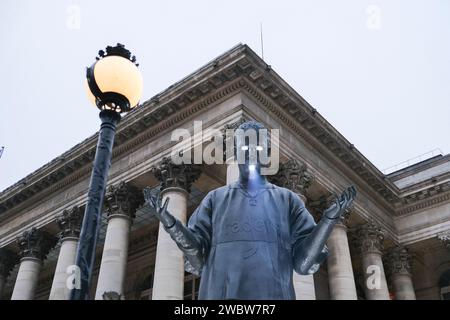 Paris, France. 12 janvier 2024. Une figure éphémère de Kid Cudi de dix mètres de haut a été installée place de la Bourse à Paris pour la sortie de son nouvel album « Insano ». Il y a deux autres statues aux États-Unis. L'un est destiné à New York et l'autre à Los Angeles, dans trois endroits différents au cours du week-end, selon les réseaux du rappeur. Paris, 12 janvier 2024. Photos de Jeremy Paoloni/ABACAPRESS.COM crédit : Abaca Press/Alamy Live News Banque D'Images