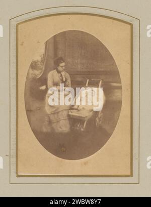 Portrait d'une femme assise et d'un bébé dans un landau, Anonyme, photographie 1860 - 1890. Cabinet photographie cette photo fait partie d'un album. Belgique (éventuellement) carton. Support photographique albumen print personnes historiques - BB - femme. Figure assise - AA - figure humaine féminine. bébé, bébé  les âges de l'homme. poussette, poussette, voiture d'enfant Banque D'Images