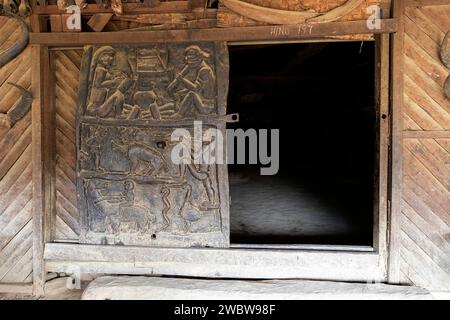 Porte d'entrée magnifiquement sculptée d'une maison longue traditionnelle à Nagaland, dans le nord-est de l'Inde Banque D'Images