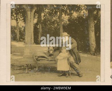 Francisque Sarcey avec un enfant et un chien sur un Parkbank, Anonyme, 1895 photographie cette photo fait partie d'un album. France journaliste papier, reporter France Banque D'Images