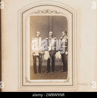 Groepsportet van Otto Eduard von Bismarck, Albrecht Theodor Emil par Roon en Helmuth Karl Bernhard von Moltke, Edmund Biegner & Co., 1855 - 1870 Photographie. Carte de visite cette photo fait partie d'un album. carton. support photographique albumen estampe personnes historiques. commandant en chef, général, maréchal Banque D'Images