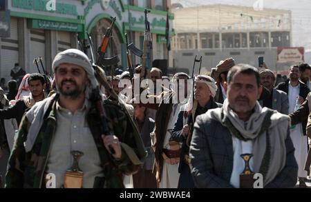 Sanaa, Sanaa, Yémen. 11 janvier 2024. Des combattants houthis nouvellement recrutés brandissent des armes et chantent des slogans lors d'une cérémonie à la fin de leur entraînement. Le chef du mouvement houthi du Yémen a averti les États-Unis et leurs alliés contre des représailles potentiellement importantes s'ils déclenchent une frappe militaire contre son pays. (Image de crédit : © Osamah Yahya/ZUMA Press Wire) USAGE ÉDITORIAL SEULEMENT! Non destiné à UN USAGE commercial ! Banque D'Images