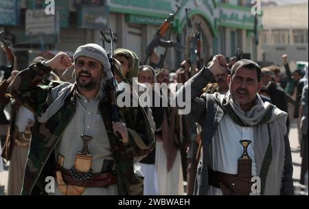 Sanaa, Sanaa, Yémen. 11 janvier 2024. Des combattants houthis nouvellement recrutés brandissent des armes et chantent des slogans lors d'une cérémonie à la fin de leur entraînement. Le chef du mouvement houthi du Yémen a averti les États-Unis et leurs alliés contre des représailles potentiellement importantes s'ils déclenchent une frappe militaire contre son pays. (Image de crédit : © Osamah Yahya/ZUMA Press Wire) USAGE ÉDITORIAL SEULEMENT! Non destiné à UN USAGE commercial ! Banque D'Images