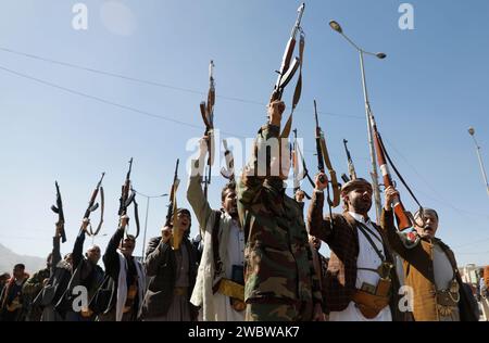 Sanaa, Sanaa, Yémen. 11 janvier 2024. Des combattants houthis nouvellement recrutés brandissent des armes et chantent des slogans lors d'une cérémonie à la fin de leur entraînement. Le chef du mouvement houthi du Yémen a averti les États-Unis et leurs alliés contre des représailles potentiellement importantes s'ils déclenchent une frappe militaire contre son pays. (Image de crédit : © Osamah Yahya/ZUMA Press Wire) USAGE ÉDITORIAL SEULEMENT! Non destiné à UN USAGE commercial ! Banque D'Images