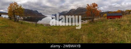 Panorama, Haus am See, Ferienhaus am Meer, Herbststimmung in Norwegen, Ruhe am Strand des Atlantik, Meerblick und Herbstfarben Banque D'Images