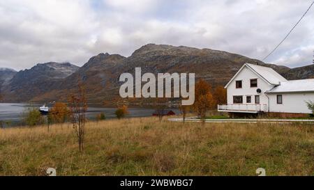 Panorama, Haus am See, Ferienhaus am Meer, Herbststimmung in Norwegen, Ruhe am Strand des Atlantik, Meerblick und Herbstfarben Banque D'Images