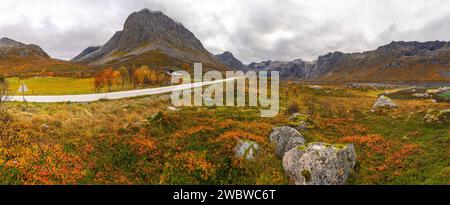 Panorama, Haus am See, Ferienhaus am Meer, Herbststimmung in Norwegen, Ruhe am Strand des Atlantik, Meerblick und Herbstfarben Banque D'Images