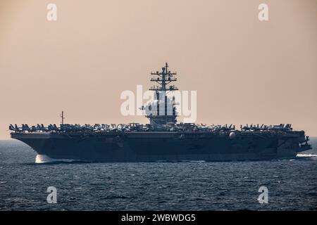 Détroit d'Ormuz, États-Unis. 15 décembre 1509. Le porte-avions de classe Nimitz USS Dwight D. Eisenhower traverse le détroit d'Ormuz à l'appui de l'opération Prosperity Guardian, le 14 décembre 2023 dans le golfe Persique. OPG est une coalition multinationale qui appuie la sécurité maritime et les contre-attaques contre le transport maritime commercial dans la région. Crédit : MC2 Keith Nowak/États-Unis Navy photo/Alamy Live News Banque D'Images