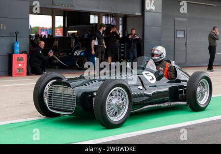 Une version complémentaire de la légendaire voiture de Formule 1 BRM V16 d'avant-guerre, en démonstration au Festival de Silverstone 2023. Banque D'Images