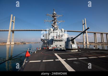 El Qantara, Égypte. 18 décembre 2023. Le destroyer de missiles guidés de la classe Arleigh Burke de l'US Navy, USS Laboon, transite le canal de Suez à l'appui de l'opération Prosperity Guardian, le 18 décembre 2023 à El Qantara, en Égypte. OPG est une coalition multinationale qui appuie la sécurité maritime et les contre-attaques contre le transport maritime commercial dans la région. Crédit : MC2 Elexia Morelos/États-Unis Navy photo/Alamy Live News Banque D'Images