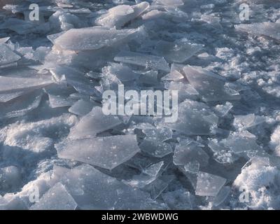 la glace de mer brisée d'hiver se fissure de près Banque D'Images