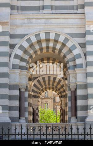 Cathédrale de Marseille, Marseille, France. Vue à travers les arches de façade Banque D'Images