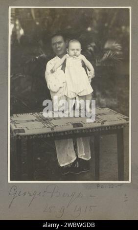 Portrait d'une gardienne indonésienne inconnue (alors appelée 'Baboe') et Georges Bergsma sur Sumatra, anonyme, photographie 1915 partie d'un album photo avec des enregistrements de la famille Bergsma à Tandjong Pura et Rantan Pandjang (Sumatra). Sumatra support photographique gélatine argentique femme adulte. enfant. baby-sitter. Personnes historiques non connues par leur nom - BB - femme. bébé, bébé. Personnes historiques Sumatra Banque D'Images