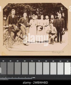 Portrait de groupe de la famille Piek, agenouillé avec l'appareil Kodak n°1 au premier plan est probablement Willem Frederik Piek Sr., Johanna Margaretha Piek (cercle de), 1889 - 1893 photographie cette photo fait partie d'un album. Pays-Bas Baryta paper vie de famille. Personnes historiques anonymes dépeintes dans un groupe, dans un portrait de groupe pays-Bas Banque D'Images