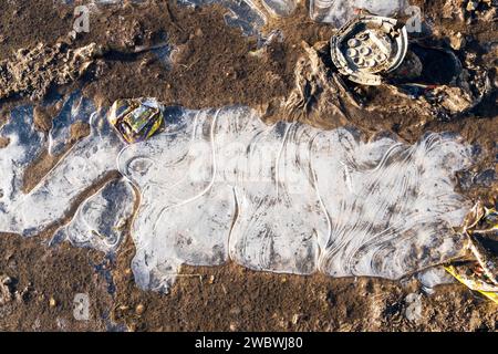 Motifs dans la glace gelée sur une flaque d'eau, Royaume-Uni Banque D'Images