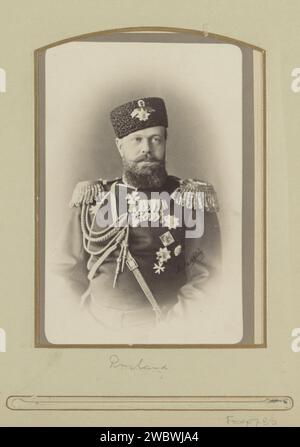 Portrait d'Alexandre III, Empereur de Russie, Sergei Lvovich Levitsky, 1860 - 1900 photographie. Photographie de cabinet partie de l'album avec cartes-de-visite et photos de cabinet de soldats en uniforme. Carton de Saint-Pétersbourg. papier. Support photographique albumen tête d'impression-engrenage (avec NOM). guerre ; affaires militaires. division des forces armées. uniformes (militaires). Médailles et autres marques d'honneur militaire Saint-Pétersbourg Banque D'Images