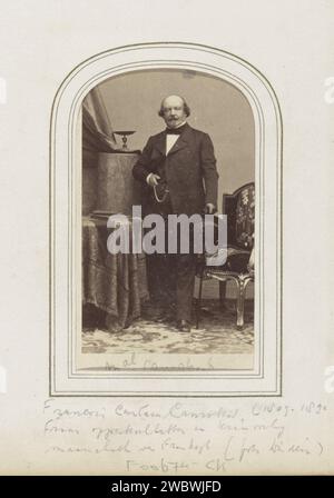 Portrait de François certain de CanroBERT, commandant et homme politique français, André-Adolphe-Eugène Disdéri, 1860-1880 Photographie. Carte de visite partie de l'album photo avec 123 cartes-de-visite de membres de maisons royales européennes, politiciens et personnalités connues. Paris carton. papier. support photographique albumen estampe personnes historiques. commandant en chef, général, maréchal. député. studio requiites  photographe. calvitie. casque : chapeau haut de gamme. manteau, cape. cou-équipement  vêtements. ornements, bijoux. moustache Banque D'Images