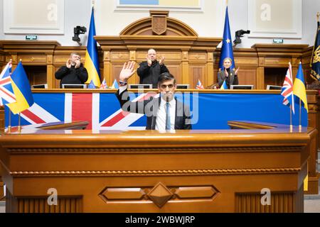 Le Premier ministre Rishi Sunak reçoit une ovation debout après avoir pris la parole au Parlement à Kiev, en Ukraine, pour l'annonce d'un nouveau paquet majeur de 2,5 milliards de livres sterling d'aide militaire au pays au cours de l'année à venir. Date de la photo : Vendredi 12 janvier 2024. Banque D'Images