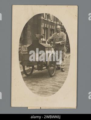 Portrait d'un laitier inconnu à son vélo cargo, c. 1950 - c. 1969 photographie la photo est collée à un rapport de journal de 1969 dans lequel une arrestation est faite en relation avec le meurtre d'un laitier d'Amsterdam. Amsterdam Baryta Paper. papier journal gélatine argentique impression / impression typographique transport du lait. tricycle porteur. Une personne historique anonyme a représenté Amsterdam Banque D'Images