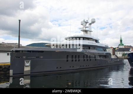 Norvège, Vestland, Bergen - 22 juillet 2023 : le Motor Yacht SHINKAI a amarré à Bergen. Banque D'Images