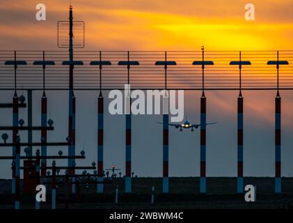 Balisage lumineux de piste, aides à l'approche, à l'aéroport international de Düsseldorf, coucher de soleil, avions approchant la piste principale sud, 05R/23L, NRW, Allemagne, Banque D'Images