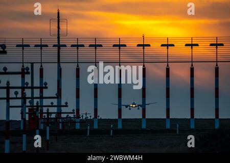 Balisage lumineux de piste, aides à l'approche, à l'aéroport international de Düsseldorf, coucher de soleil, avions approchant la piste principale sud, 05R/23L, NRW, Allemagne, Banque D'Images